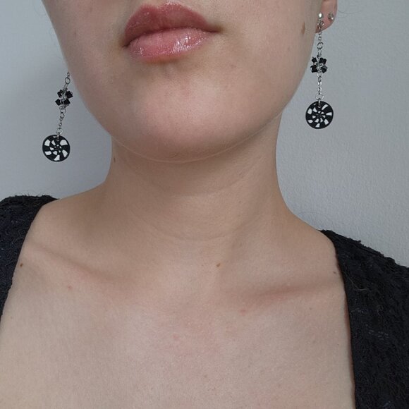 Black and white hypnosis silver chain earrings ✦ long silver dangle earrings ✦ - Picture 6 of 6